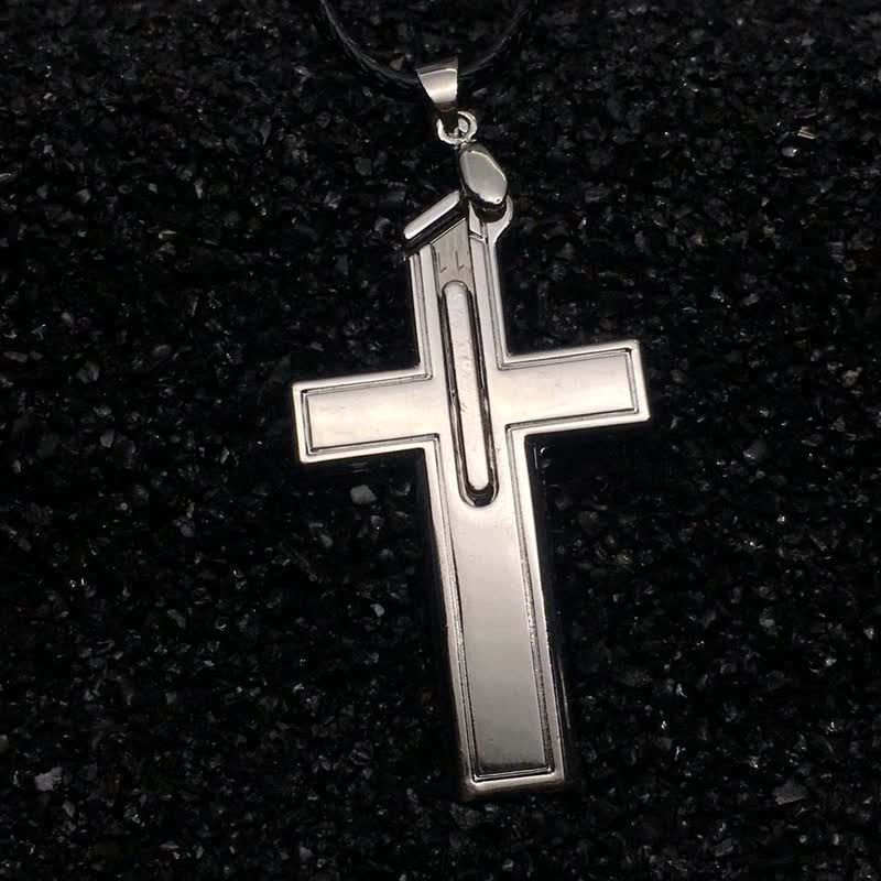 Collier multifonction avec pendentif mini croix et couteau caché