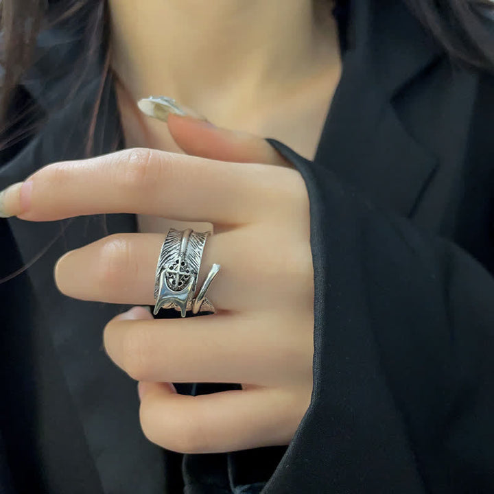Bague réglable à lame cachée en forme de croix en plumes
