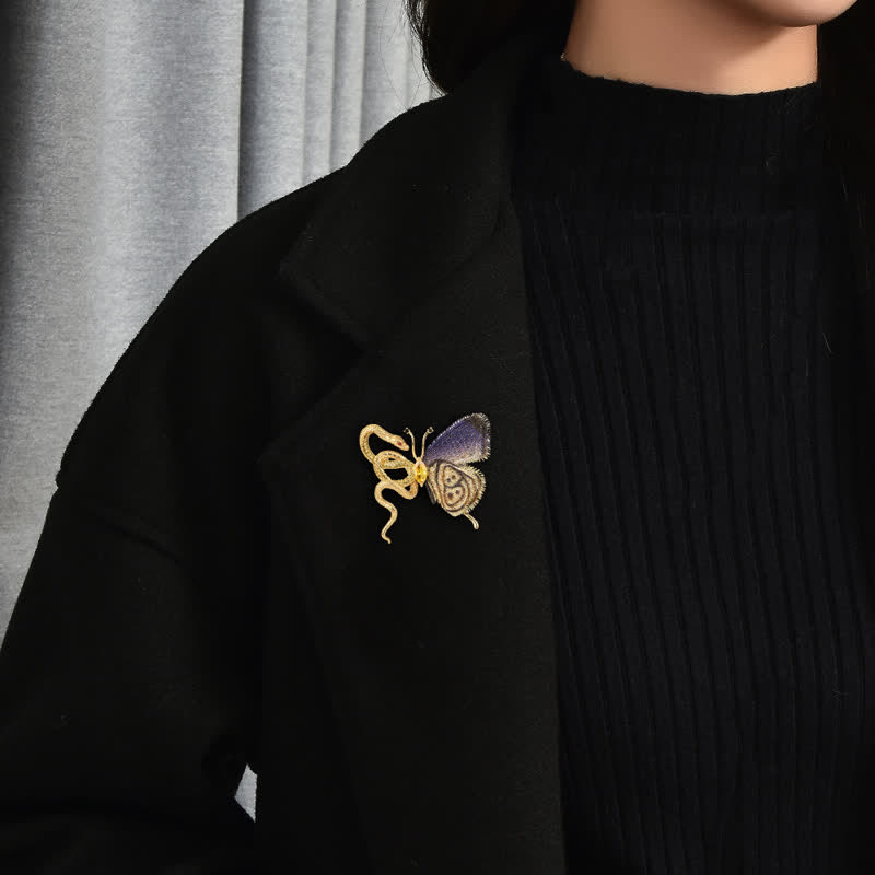 Broche pour femme avec broderie violette et serpent doré