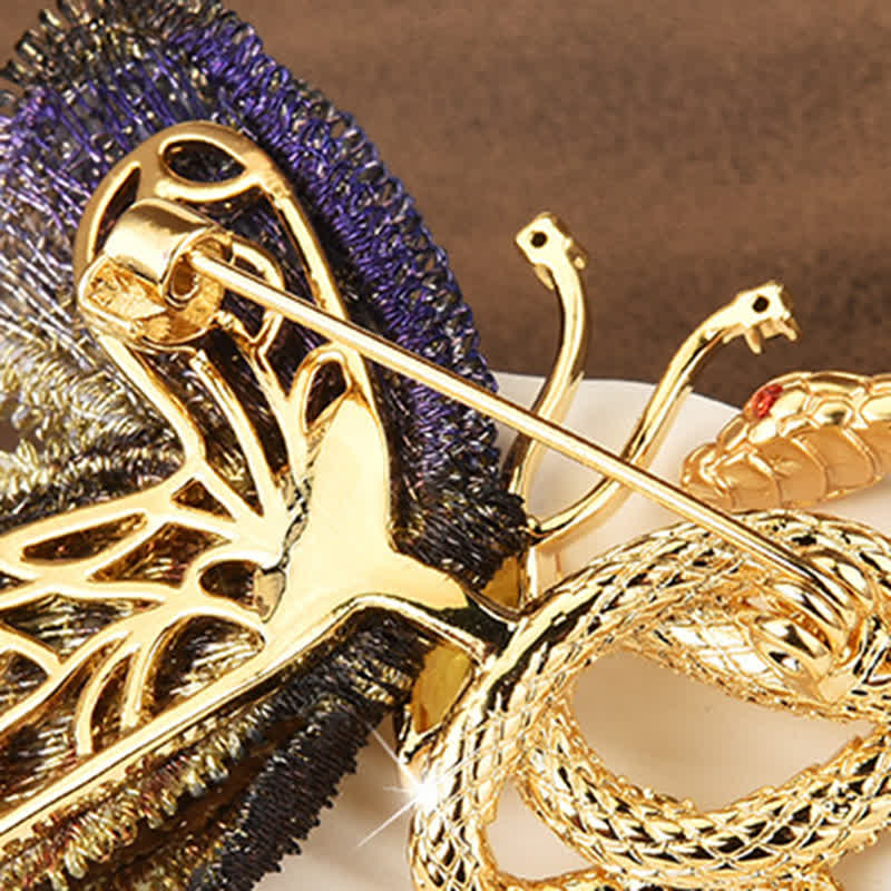 Broche pour femme avec broderie violette et serpent doré