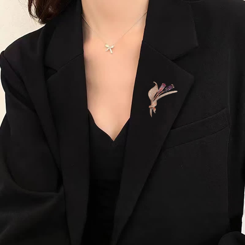 Broche délicate fleur de lys violet pour femme