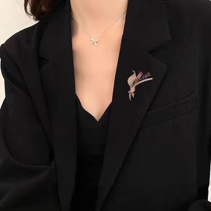 Broche délicate fleur de lys violet pour femme