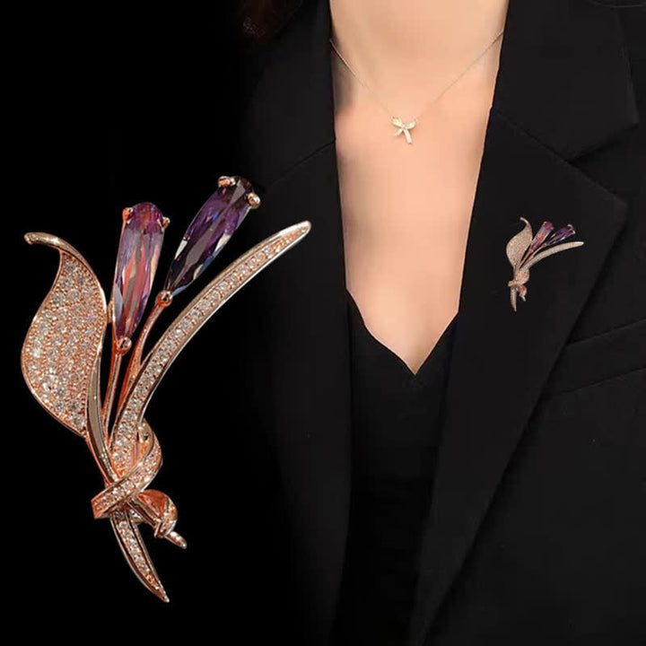 Broche délicate fleur de lys violet pour femme