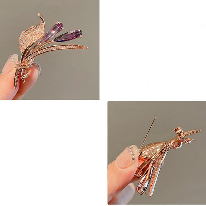 Broche délicate fleur de lys violet pour femme