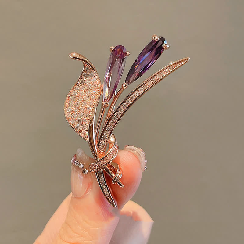Broche délicate fleur de lys violet pour femme