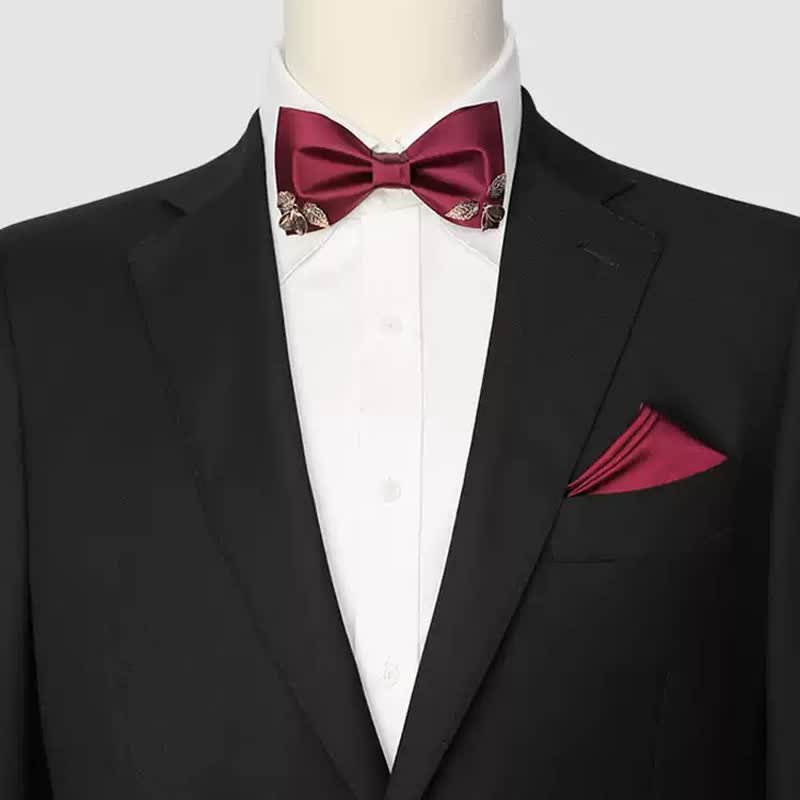Nœud papillon bordeaux pour homme avec ornements en feuilles métalliques