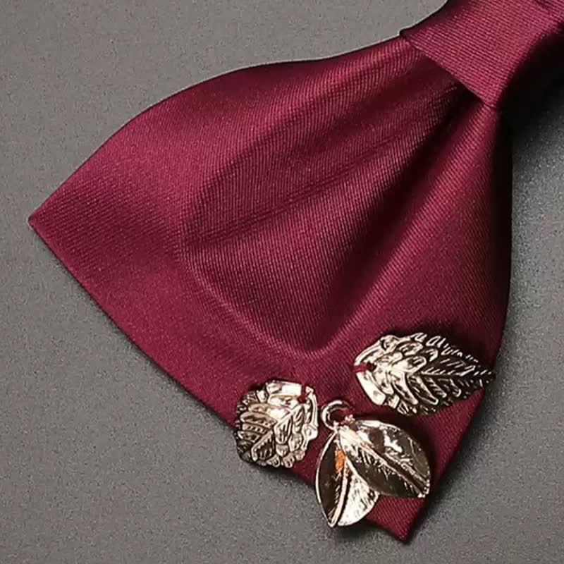 Nœud papillon bordeaux pour homme avec ornements en feuilles métalliques