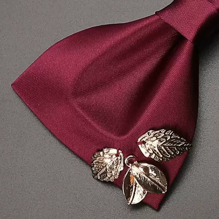 Nœud papillon bordeaux pour homme avec ornements en feuilles métalliques