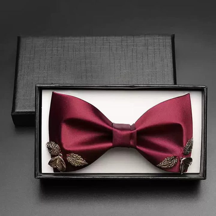 Nœud papillon bordeaux pour homme avec ornements en feuilles métalliques