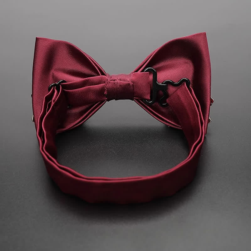 Nœud papillon bordeaux pour homme avec ornements en feuilles métalliques