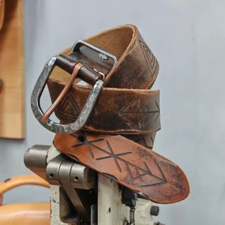 Ceinture en cuir à motif de flèche sculptée avec boucle en marteau argenté