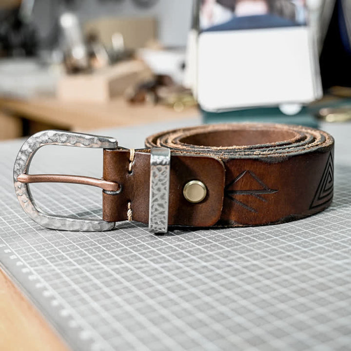 Ceinture en cuir à motif de flèche sculptée avec boucle en marteau argenté