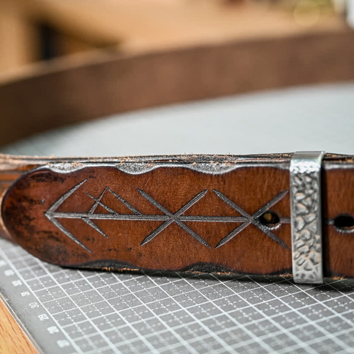 Ceinture en cuir à motif de flèche sculptée avec boucle en marteau argenté