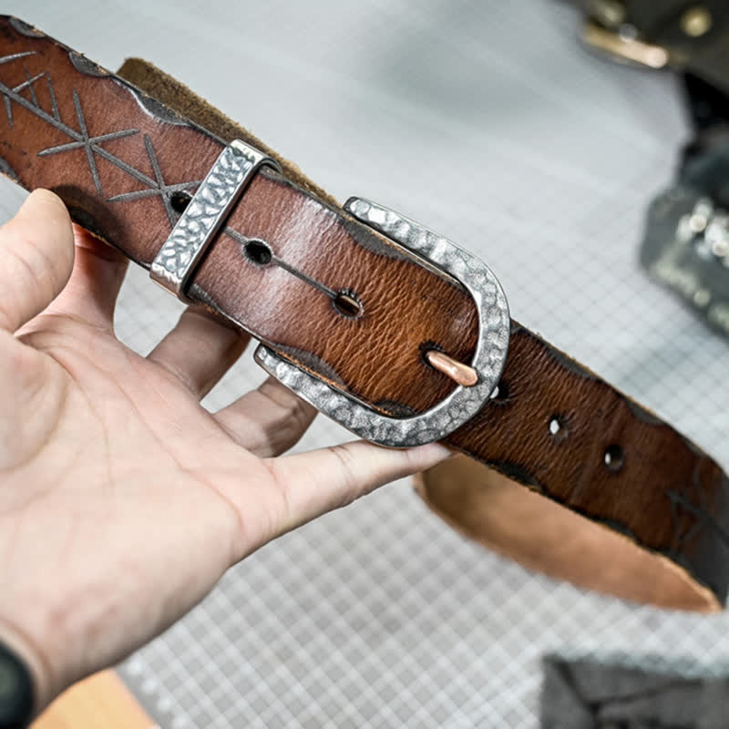 Ceinture en cuir à motif de flèche sculptée avec boucle en marteau argenté