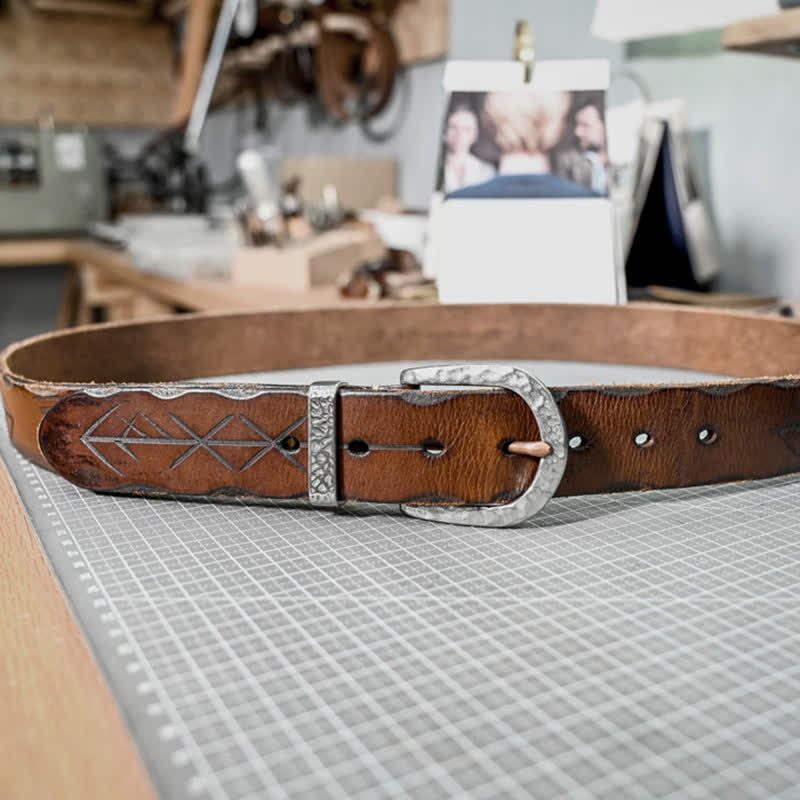 Ceinture en cuir à motif de flèche sculptée avec boucle en marteau argenté