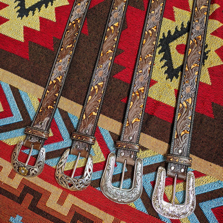 Ceinture en cuir marron et jaune avec boucle à fleur sculptée