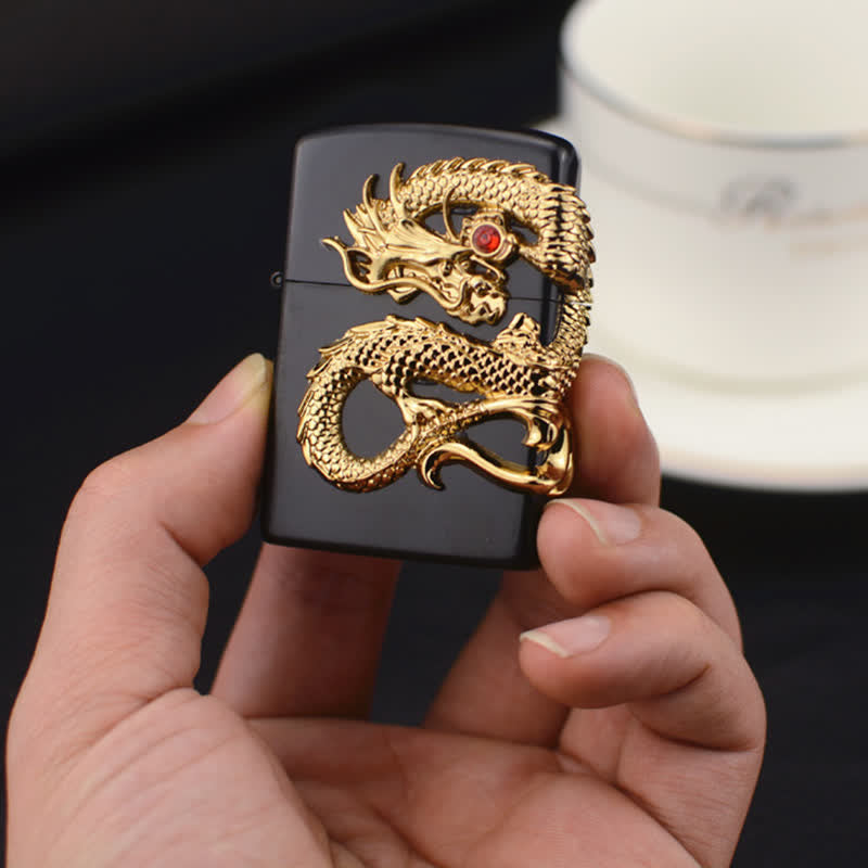Briquet au butane rechargeable à trois faces en relief avec dragon
