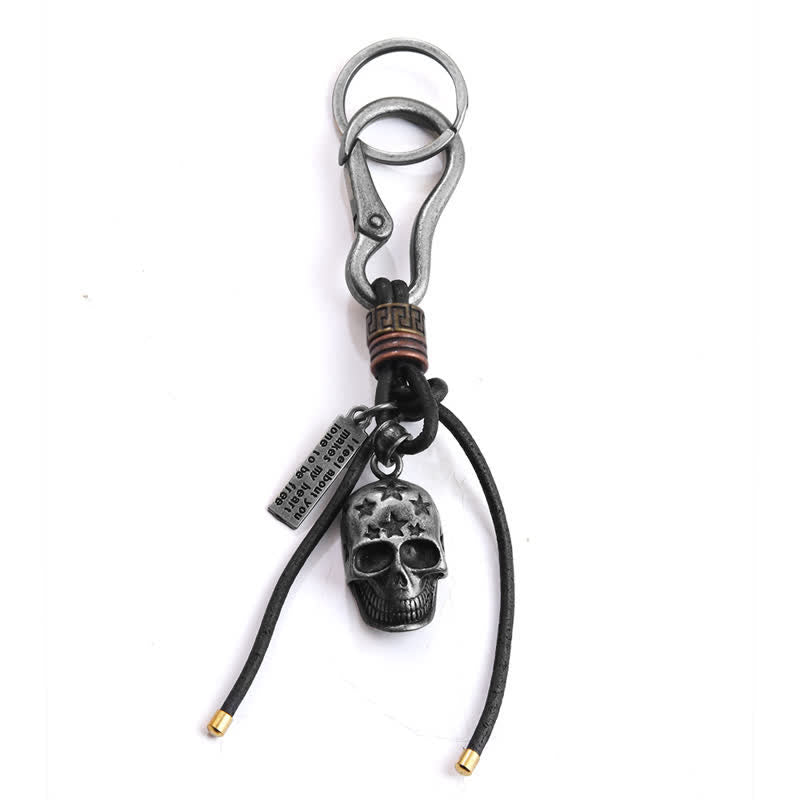 Porte-clés en cuir noir avec tête de mort gothique et étoile sculptée