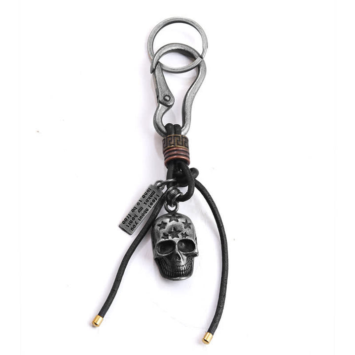 Porte-clés en cuir noir avec tête de mort gothique et étoile sculptée