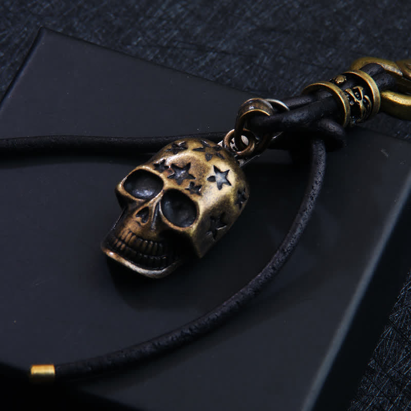 Porte-clés en cuir noir avec tête de mort gothique et étoile sculptée