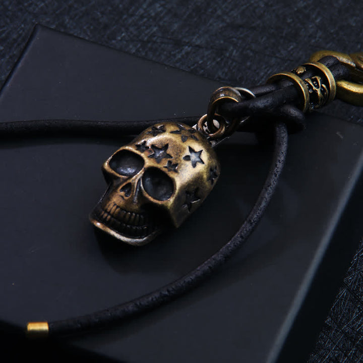 Porte-clés en cuir noir avec tête de mort gothique et étoile sculptée