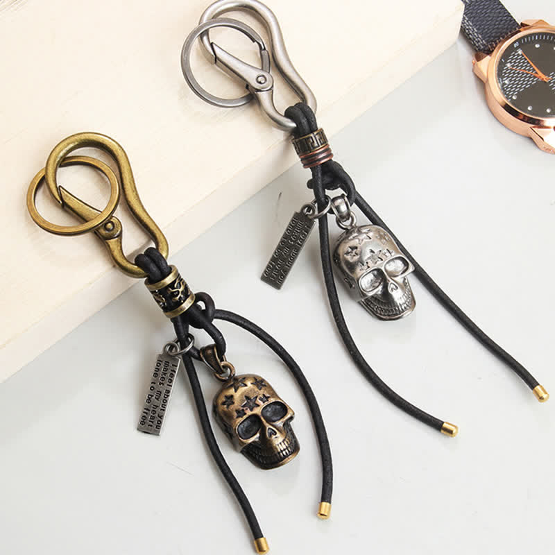 Porte-clés en cuir noir avec tête de mort gothique et étoile sculptée