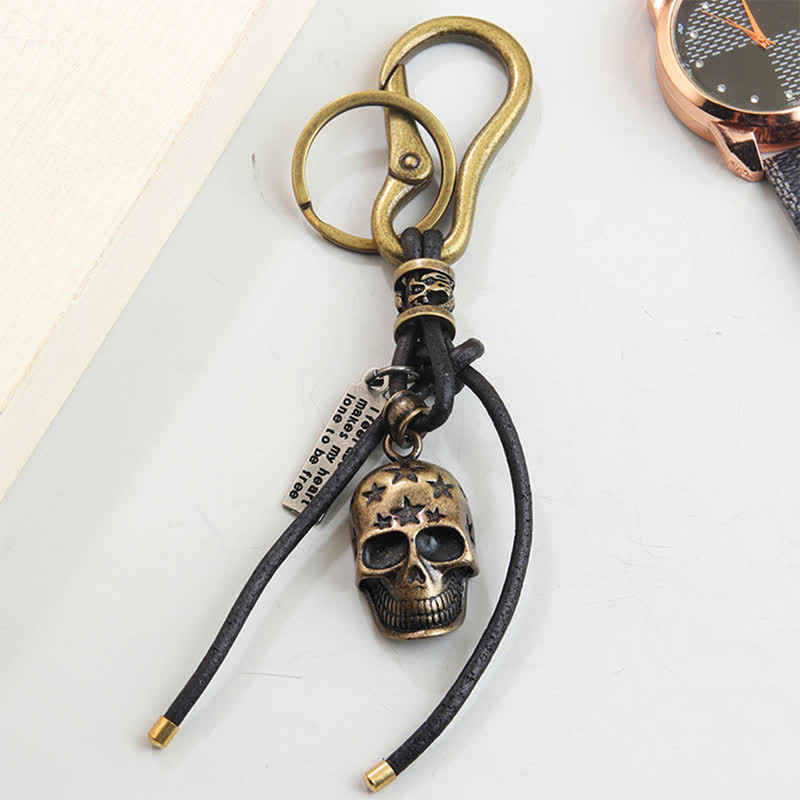 Porte-clés en cuir noir avec tête de mort gothique et étoile sculptée