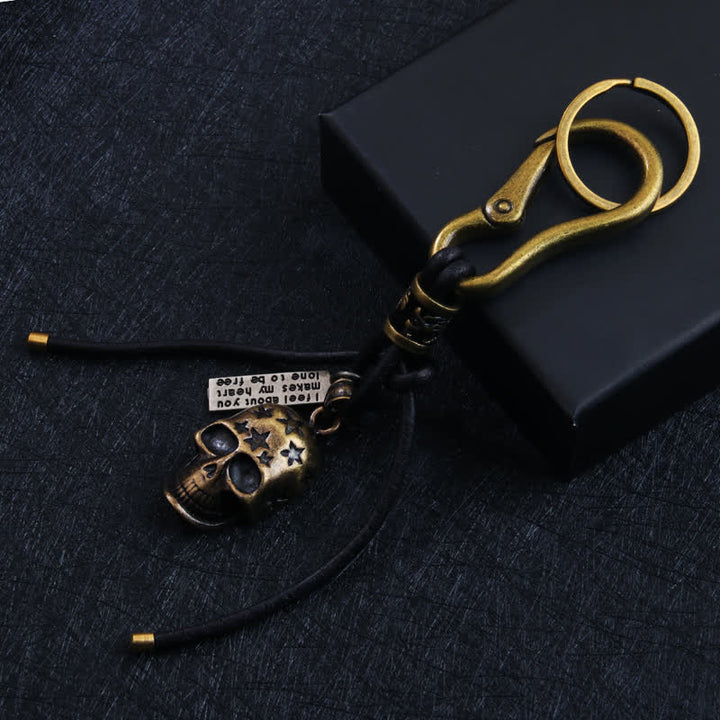 Porte-clés en cuir noir avec tête de mort gothique et étoile sculptée
