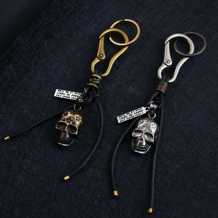 Porte-clés en cuir noir avec tête de mort gothique et étoile sculptée