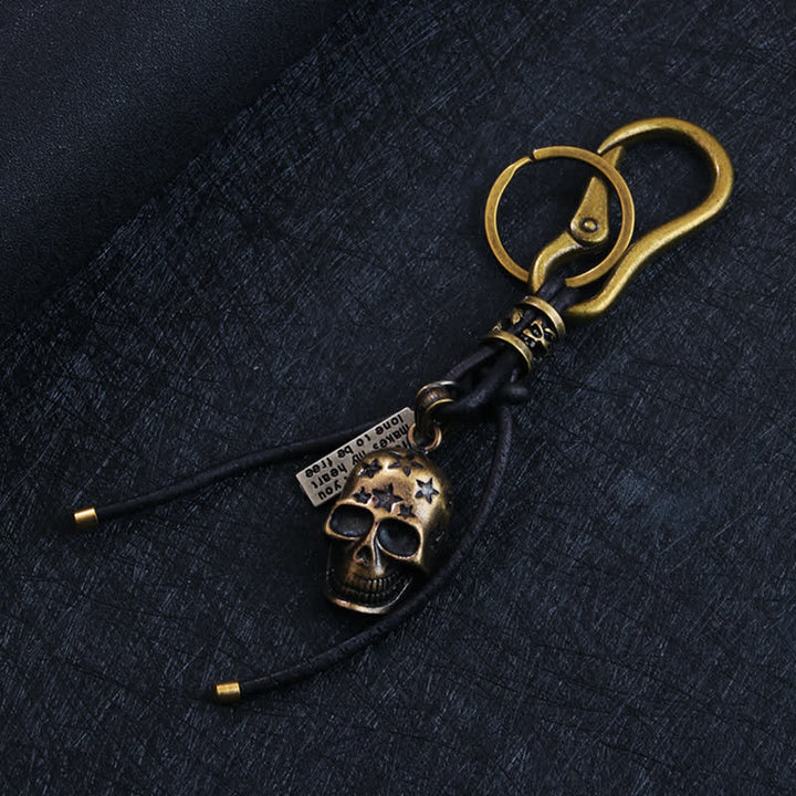 Porte-clés en cuir noir avec tête de mort gothique et étoile sculptée