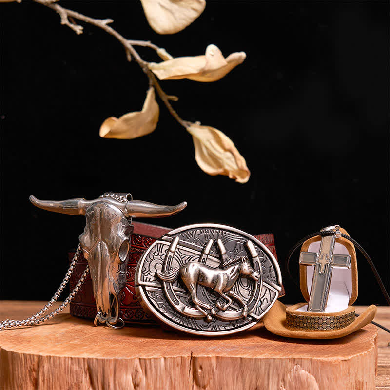 Ensemble de colliers et pendentifs en forme de croix avec couteau caché et cheval au galop