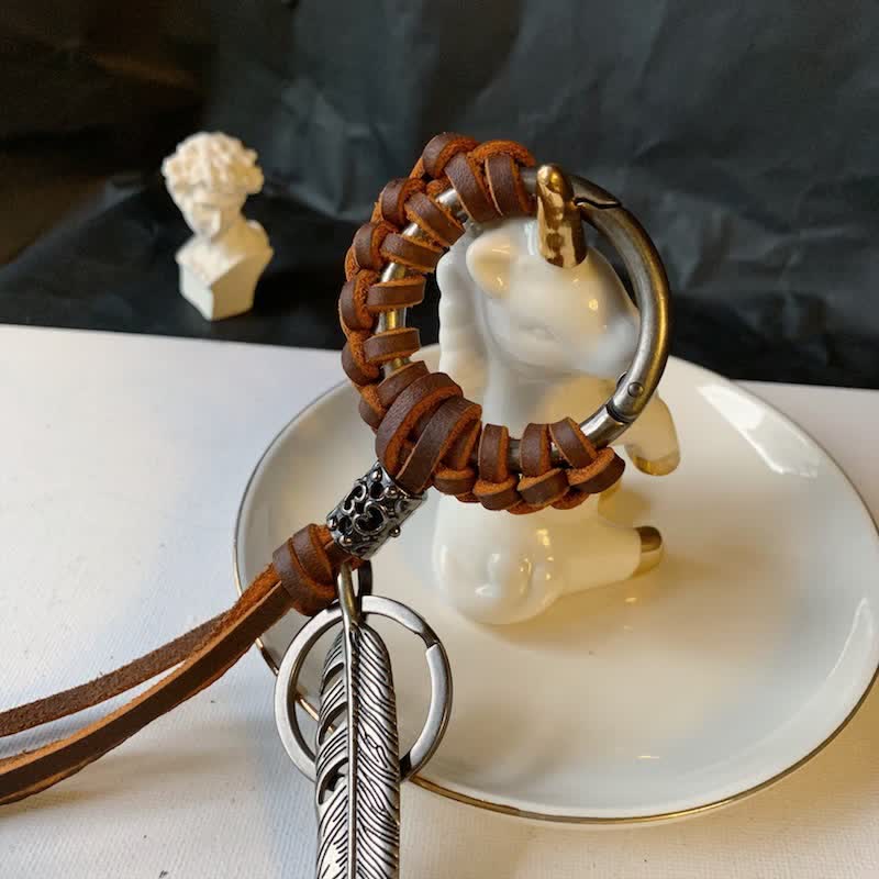 Porte-clés pompon en cuir tressé avec plumes en métal vintage