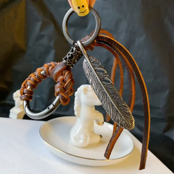 Porte-clés pompon en cuir tressé avec plumes en métal vintage