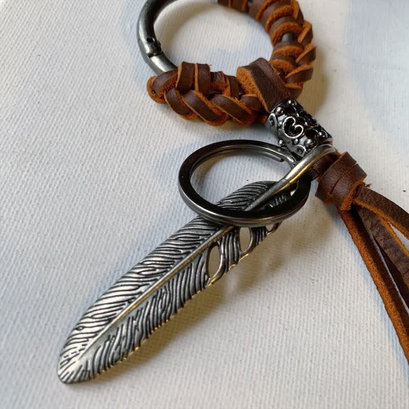 Porte-clés pompon en cuir tressé avec plumes en métal vintage