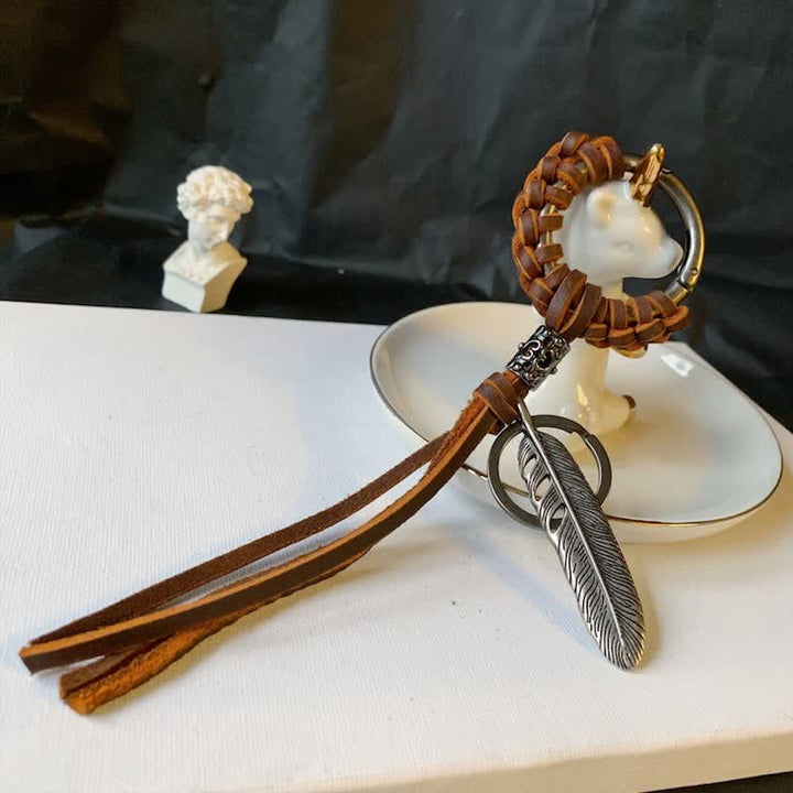 Porte-clés pompon en cuir tressé avec plumes en métal vintage