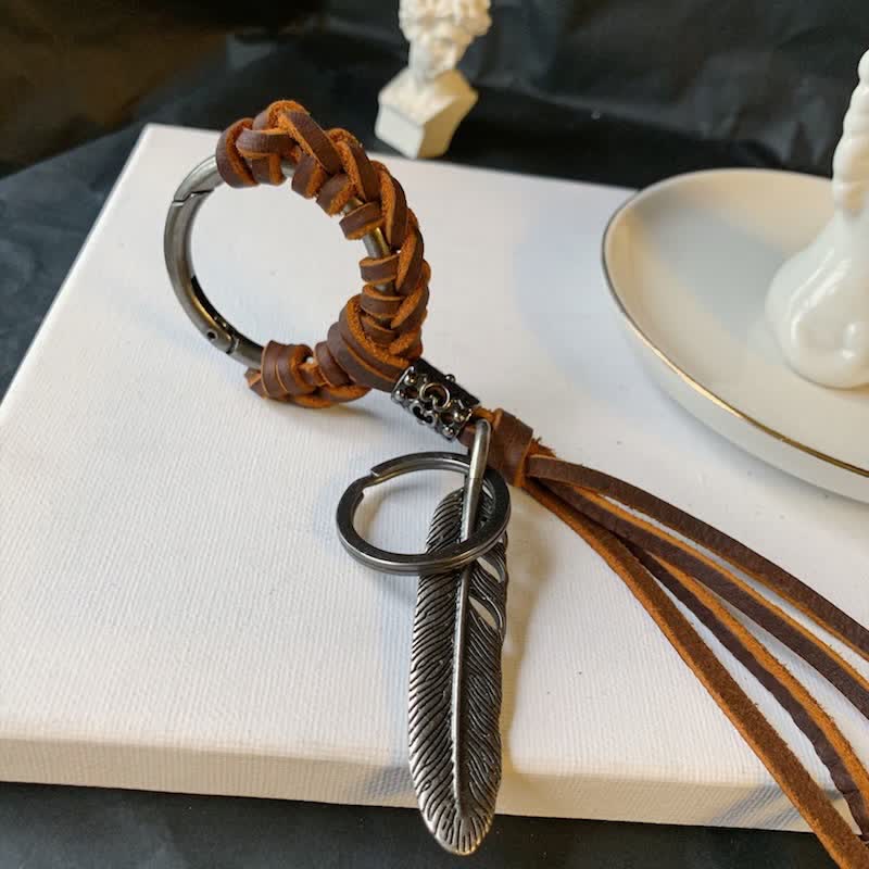 Porte-clés pompon en cuir tressé avec plumes en métal vintage