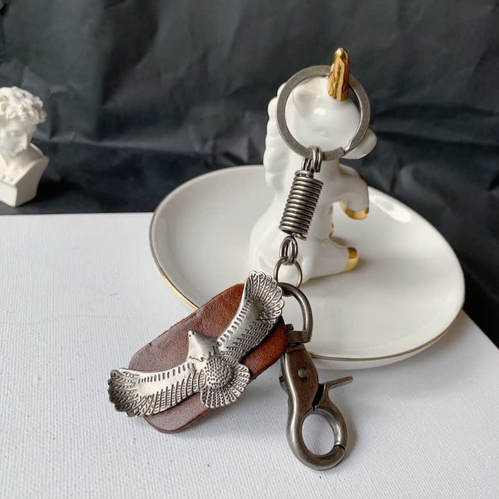 Porte-clés en cuir avec pendentif en métal et aigle volant audacieux