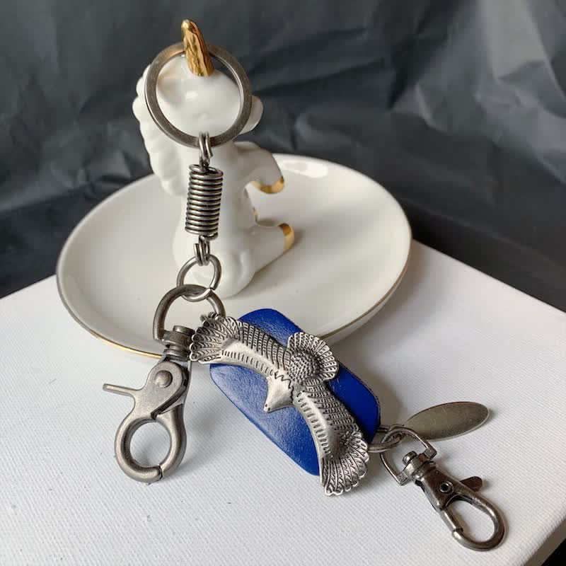 Porte-clés en cuir avec pendentif en métal et aigle volant audacieux