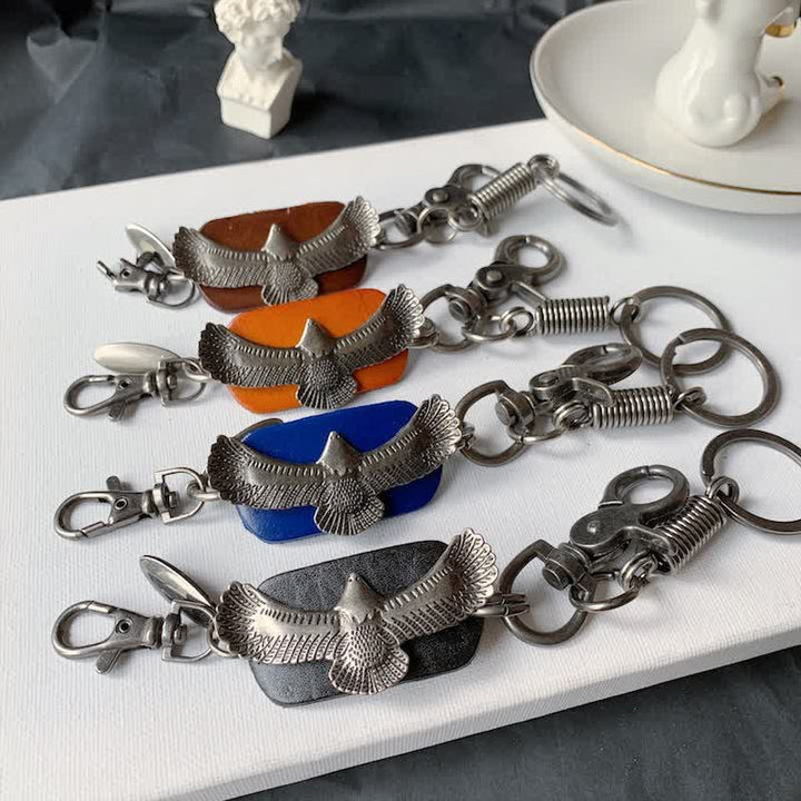 Porte-clés en cuir avec pendentif en métal et aigle volant audacieux