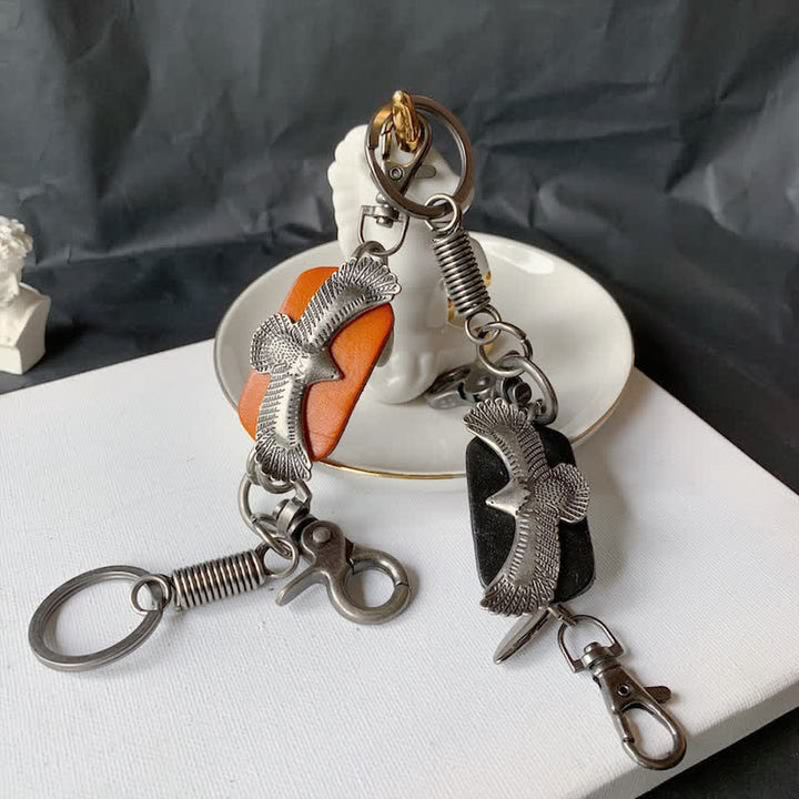 Porte-clés en cuir avec pendentif en métal et aigle volant audacieux