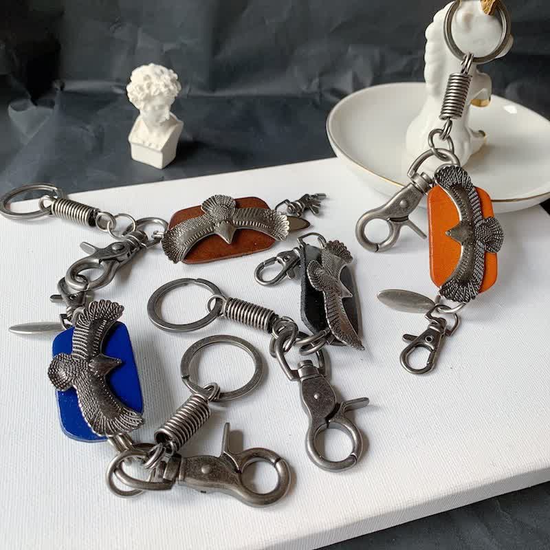 Porte-clés en cuir avec pendentif en métal et aigle volant audacieux