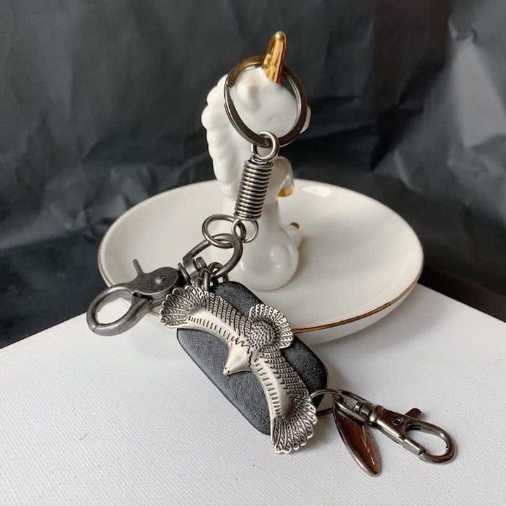 Porte-clés en cuir avec pendentif en métal et aigle volant audacieux