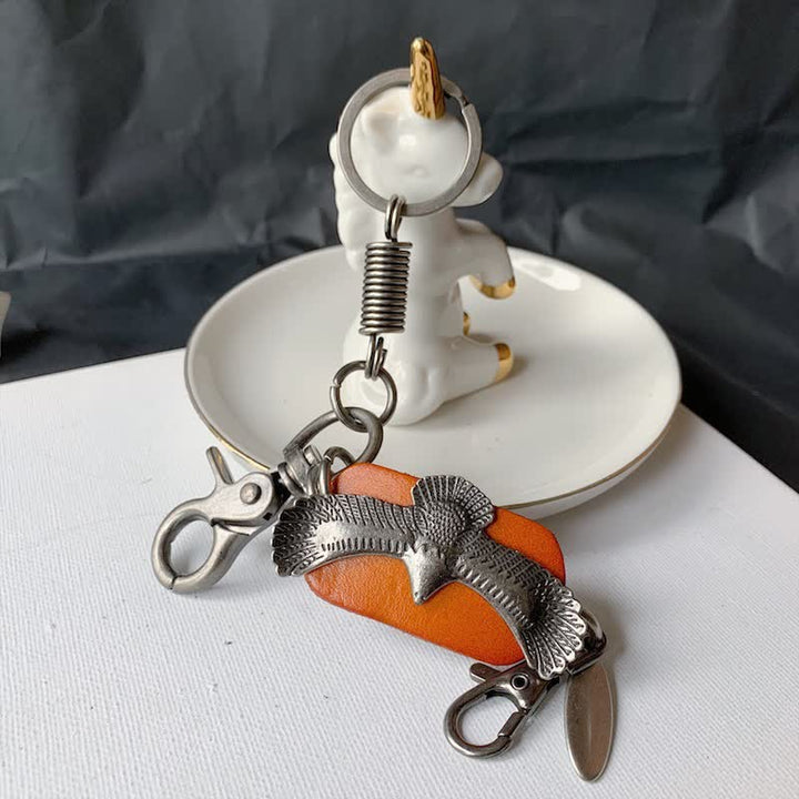 Porte-clés en cuir avec pendentif en métal et aigle volant audacieux