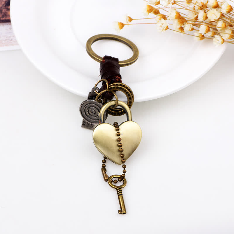 Porte-clés en cuir avec serrure et clé en forme de cœur