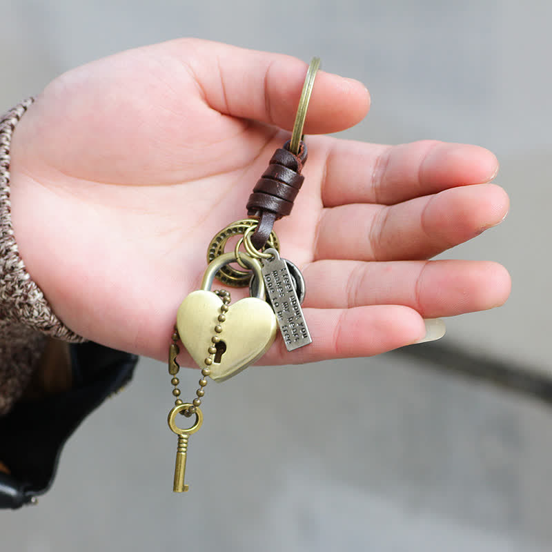 Porte-clés en cuir avec serrure et clé en forme de cœur