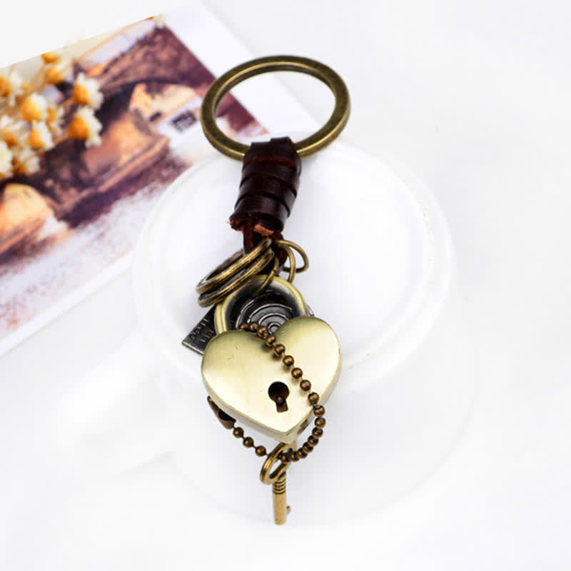 Porte-clés en cuir avec serrure et clé en forme de cœur