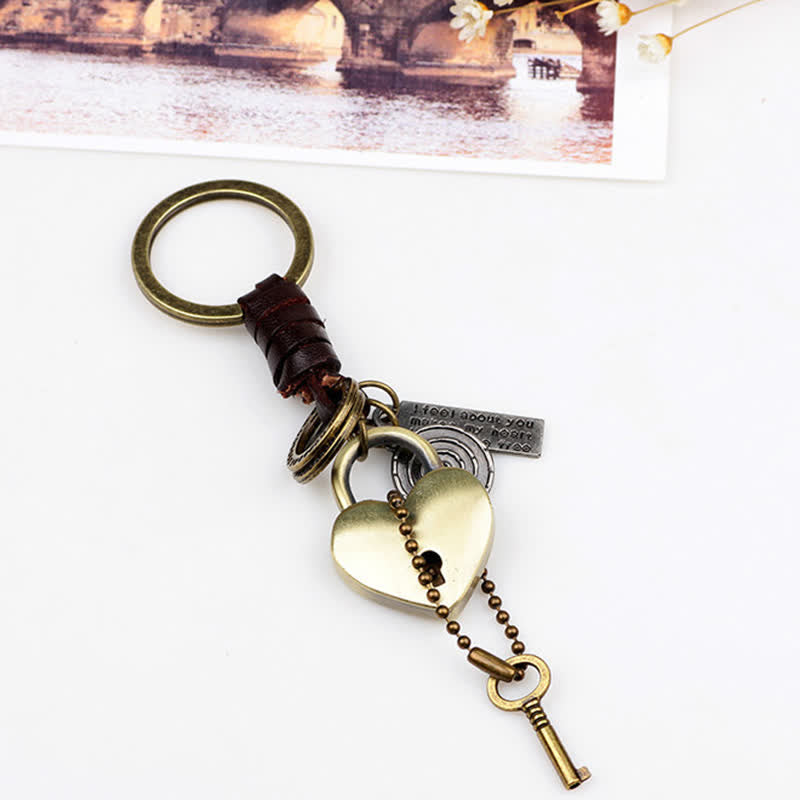 Porte-clés en cuir avec serrure et clé en forme de cœur