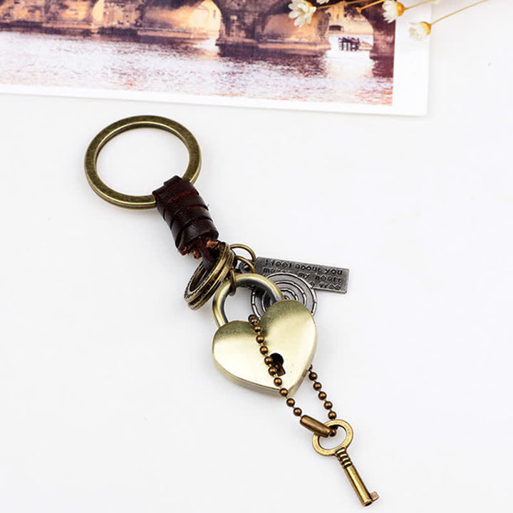 Porte-clés en cuir avec serrure et clé en forme de cœur