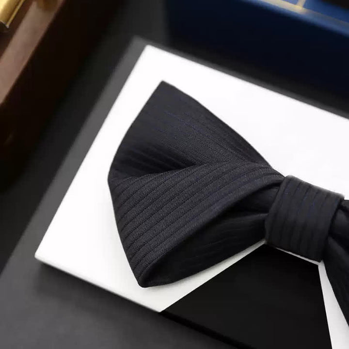 Nœud papillon d'affaires en sergé noir subtil à rayures bleu marine pour homme