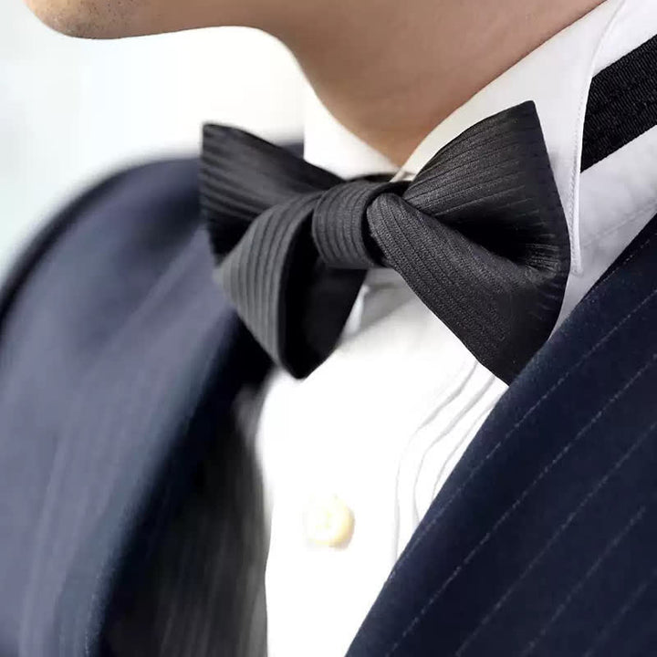 Nœud papillon d'affaires en sergé noir subtil à rayures bleu marine pour homme